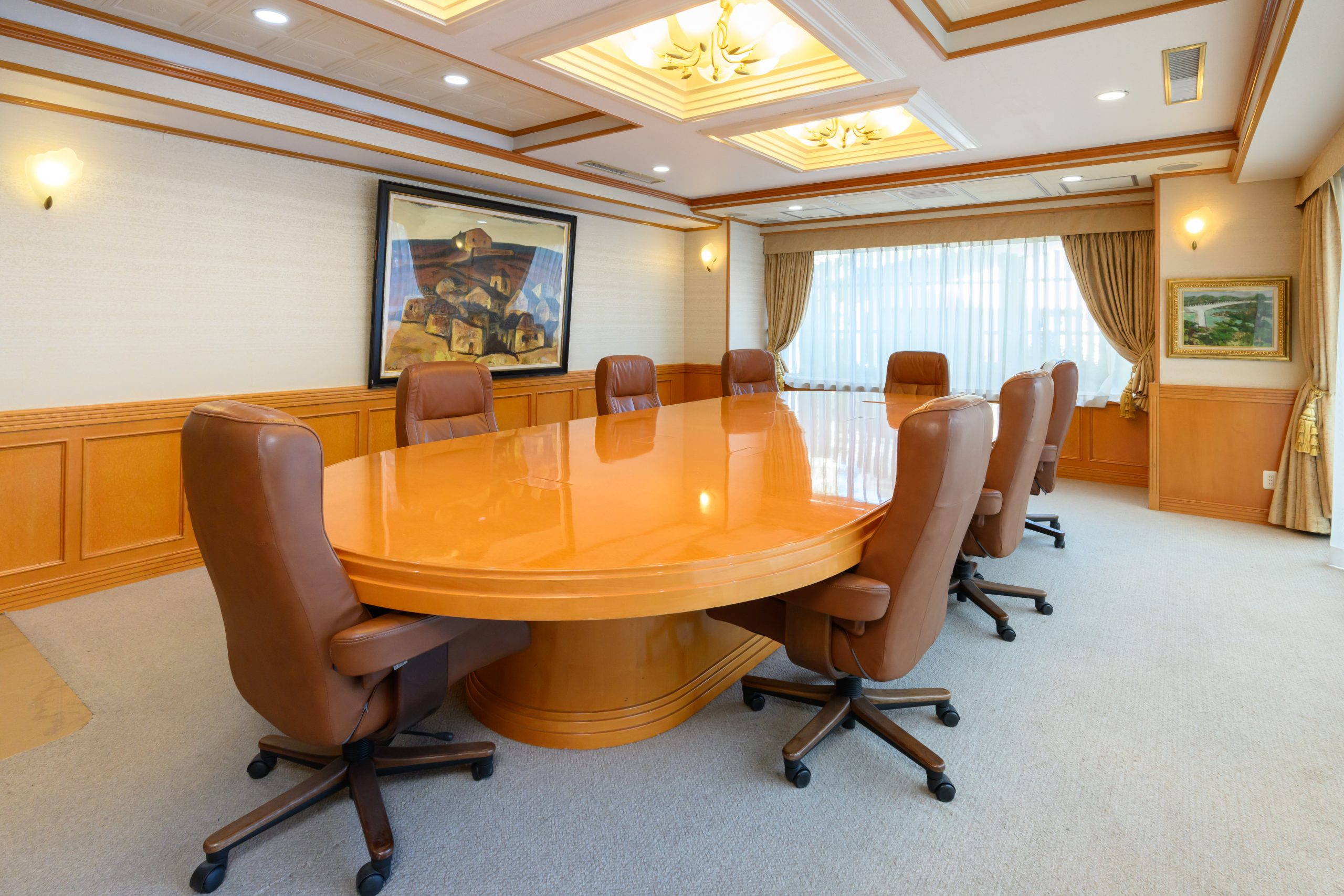 レイアウト：楕円テーブル型